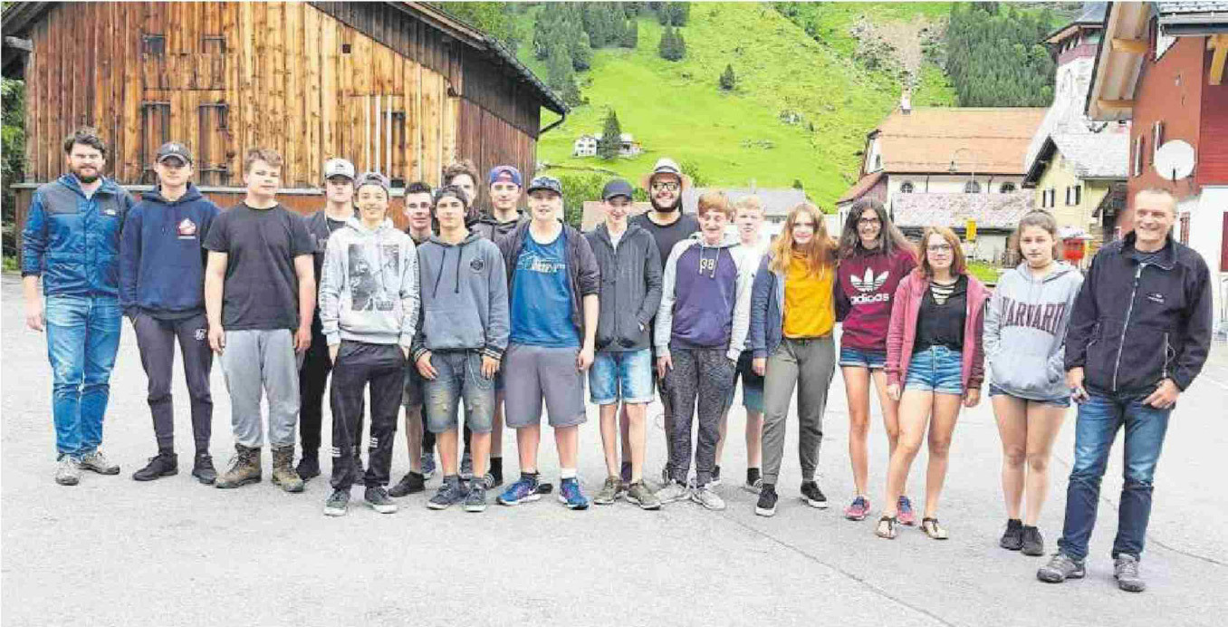 Lehrlinge arbeiten auf dem Urnerboden